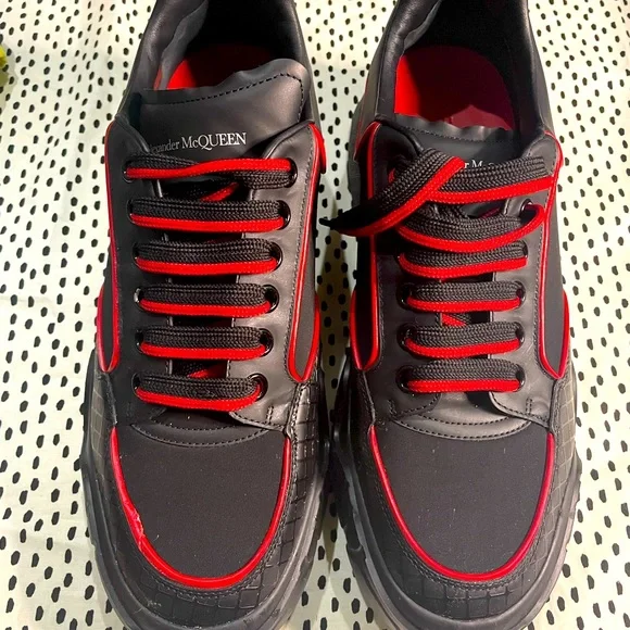 Alexander McQueen スニーカー ブラック/レッド ALEXANDER MCQUEEN WAVES KNIT OVERSIZED SNEAKER IN BLACK/RED